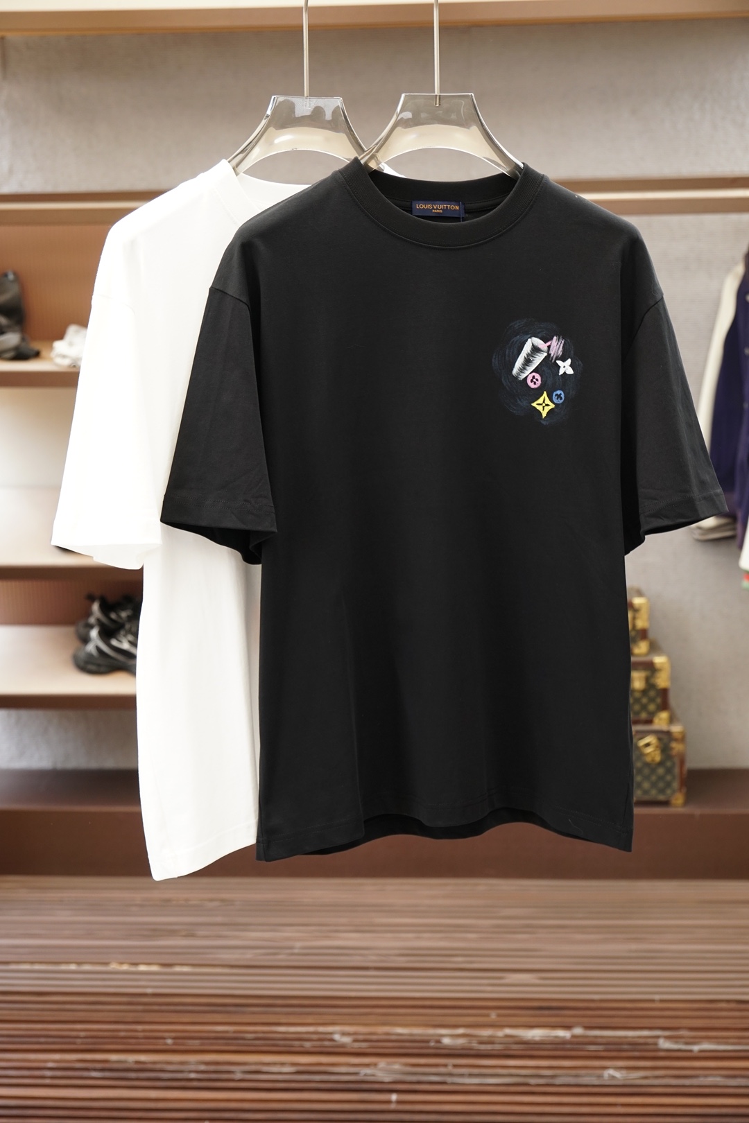 Lv 路易威登/26SS春夏新品印花圆领短袖T恤，胸前缀饰烫钻字母Logo设计，🔛🍭🌻🫥经典休闲单品更显