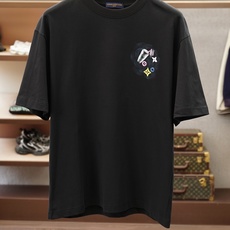 Lv 路易威登/26SS春夏新品印花圆领短袖T恤,胸前缀饰烫钻字母Logo设计,🔛🍭🌻🫥经典休闲单品更显 Lv 路易威登/26SS春夏新品印花圆领短袖T恤,胸前缀饰烫钻字母Logo设计,🔛🍭🌻🫥经典休闲单品更显