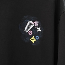 Lv 路易威登/26SS春夏新品印花圆领短袖T恤,胸前缀饰烫钻字母Logo设计,🔛🍭🌻🫥经典休闲单品更显 Lv 路易威登/26SS春夏新品印花圆领短袖T恤,胸前缀饰烫钻字母Logo设计,🔛🍭🌻🫥经典休闲单品更显