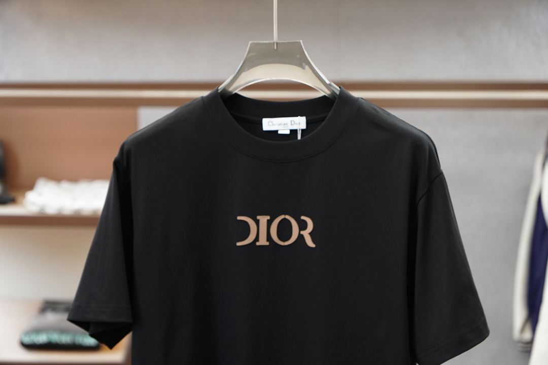 Dior迪奥26新品专柜代购臻选高版本质地A级 26/S夏季专柜最新款圆领短袖 高端订制 设计前卫时尚！