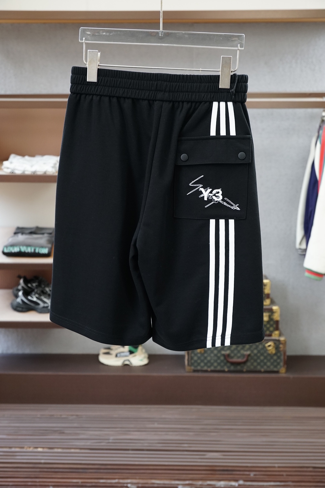 Y3，2026春夏季新款🆗💕❤️专柜同步最新休闲短裤。原版裤型上身休闲百搭、随性慵懒范，高级定制高克重高