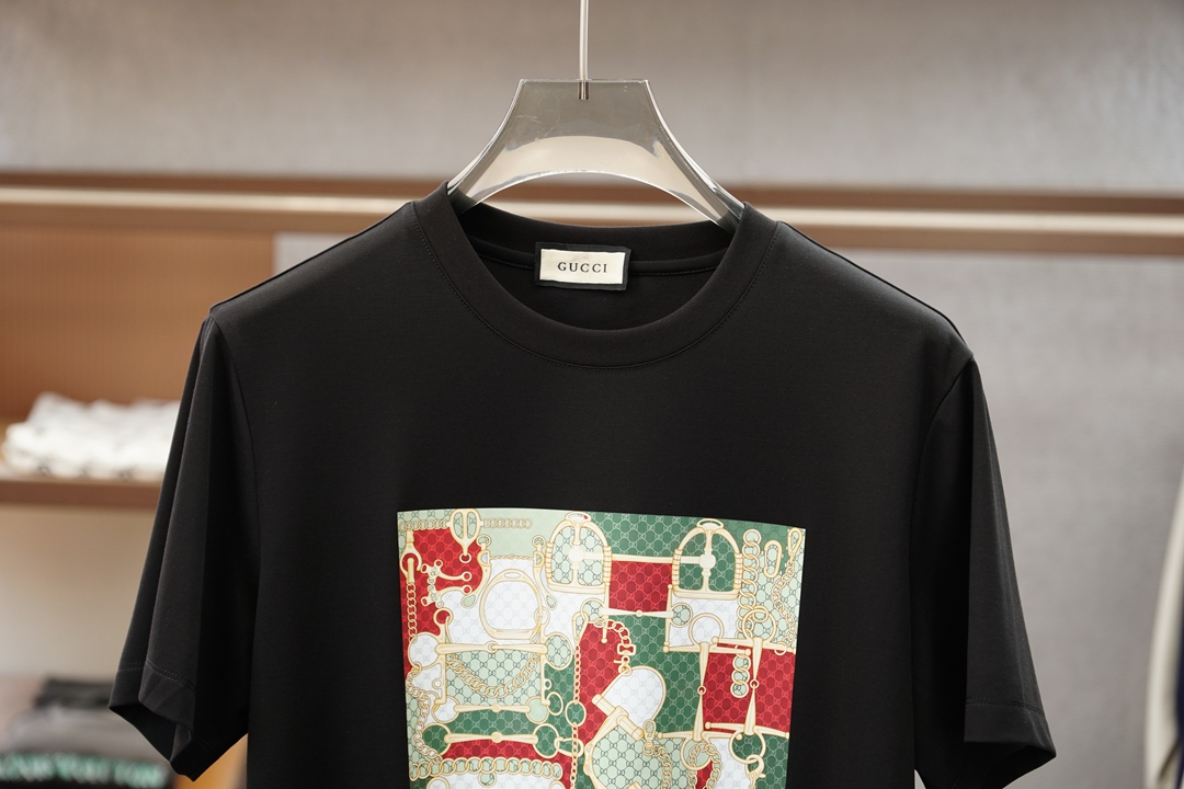 gucci，💥💕😺🌻2026春夏新款圆领T，自带高级质感，胸前Logo3D印花立体时尚，简约不单调，低调