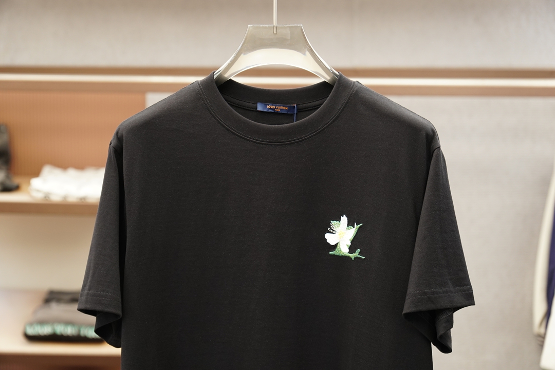 Lv，20206^春夏专柜款字母logo刺绣短袖，1.1顶级复刻，面料采用纯棉云朵棉，经洗水 缩水达26