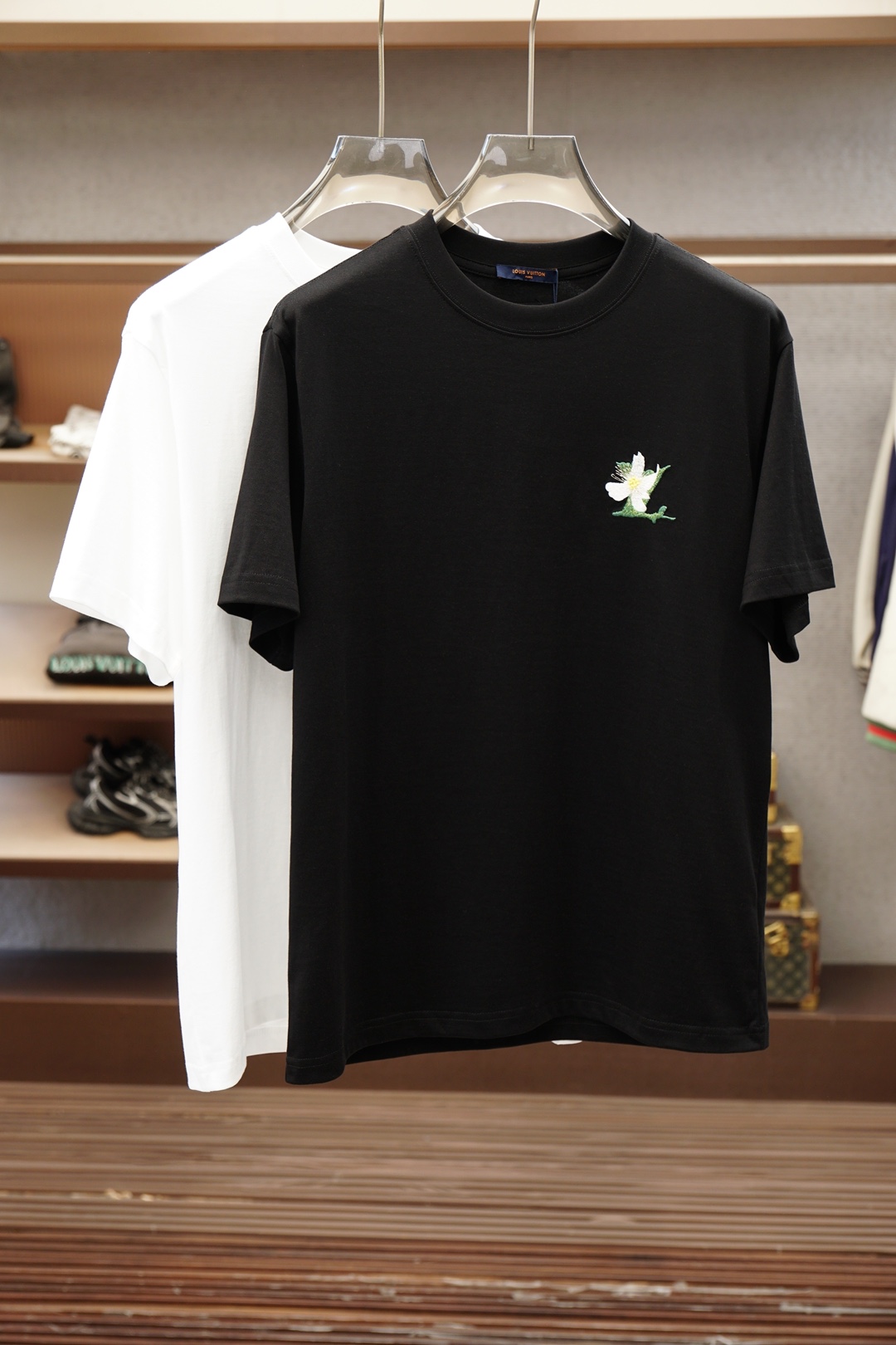 Lv，20206^春夏专柜款字母logo刺绣短袖，1.1顶级复刻，面料采用纯棉云朵棉，经洗水 缩水达26
