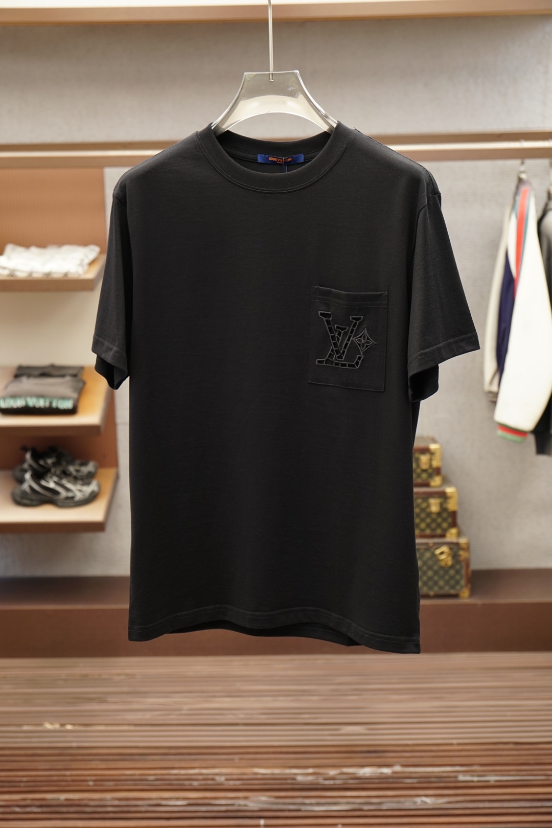 Lv，20206^春夏专柜款字母logo刺绣短袖，1.1顶级复刻，面料采用纯棉云朵棉，经洗水 缩水达26