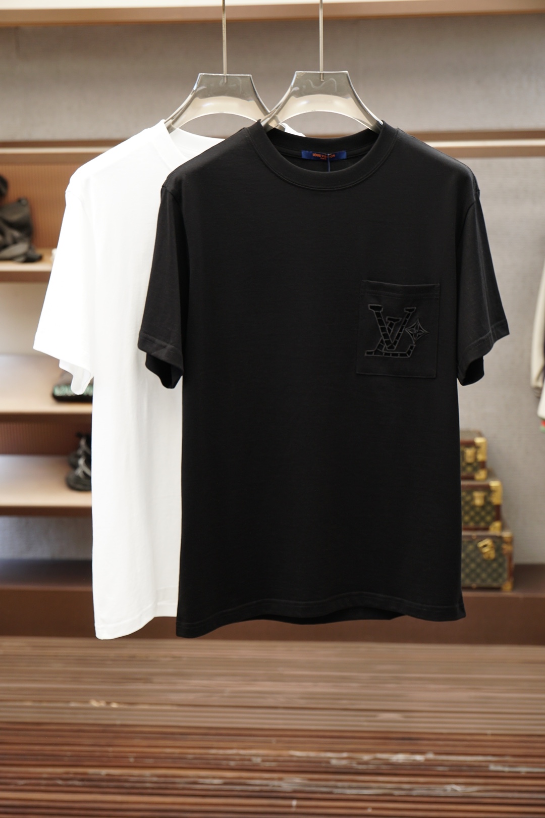 Lv，20206^春夏专柜款字母logo刺绣短袖，1.1顶级复刻，面料采用纯棉云朵棉，经洗水 缩水达26