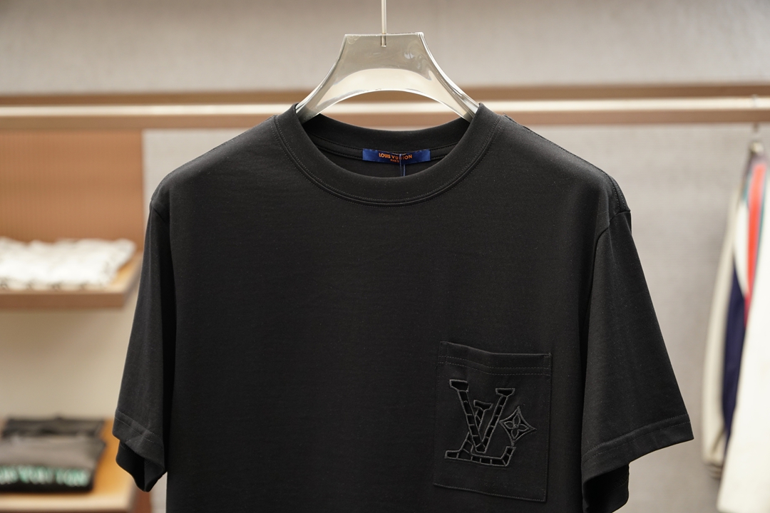 Lv，20206^春夏专柜款字母logo刺绣短袖，1.1顶级复刻，面料采用纯棉云朵棉，经洗水 缩水达26