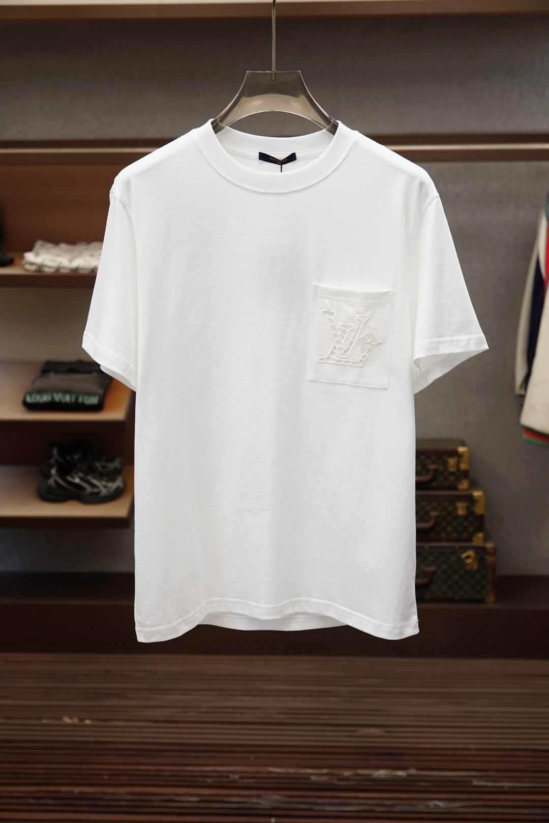 Lv，20206^春夏专柜款字母logo刺绣短袖，1.1顶级复刻，面料采用纯棉云朵棉，经洗水 缩水达26