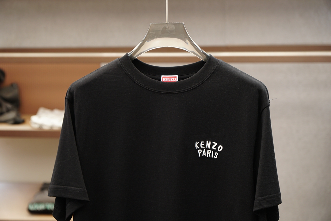 Kenzo，字母logo刺绣短袖，面料采用纯棉云朵棉，经洗水 缩水达260克重，刺绣立体字母 推荐款噢！