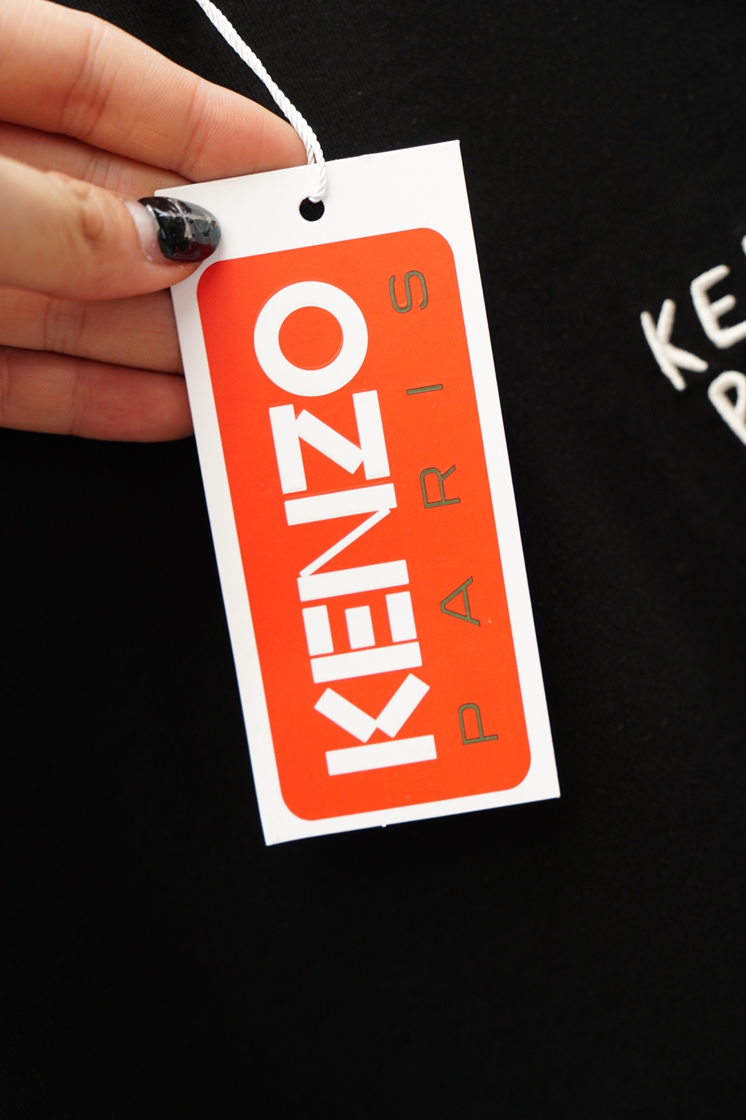 Kenzo，字母logo刺绣短袖，面料采用纯棉云朵棉，经洗水 缩水达260克重，刺绣立体字母 推荐款噢！