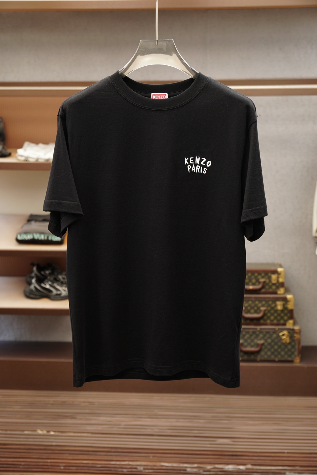 Kenzo，字母logo刺绣短袖，面料采用纯棉云朵棉，经洗水 缩水达260克重，刺绣立体字母 推荐款噢！