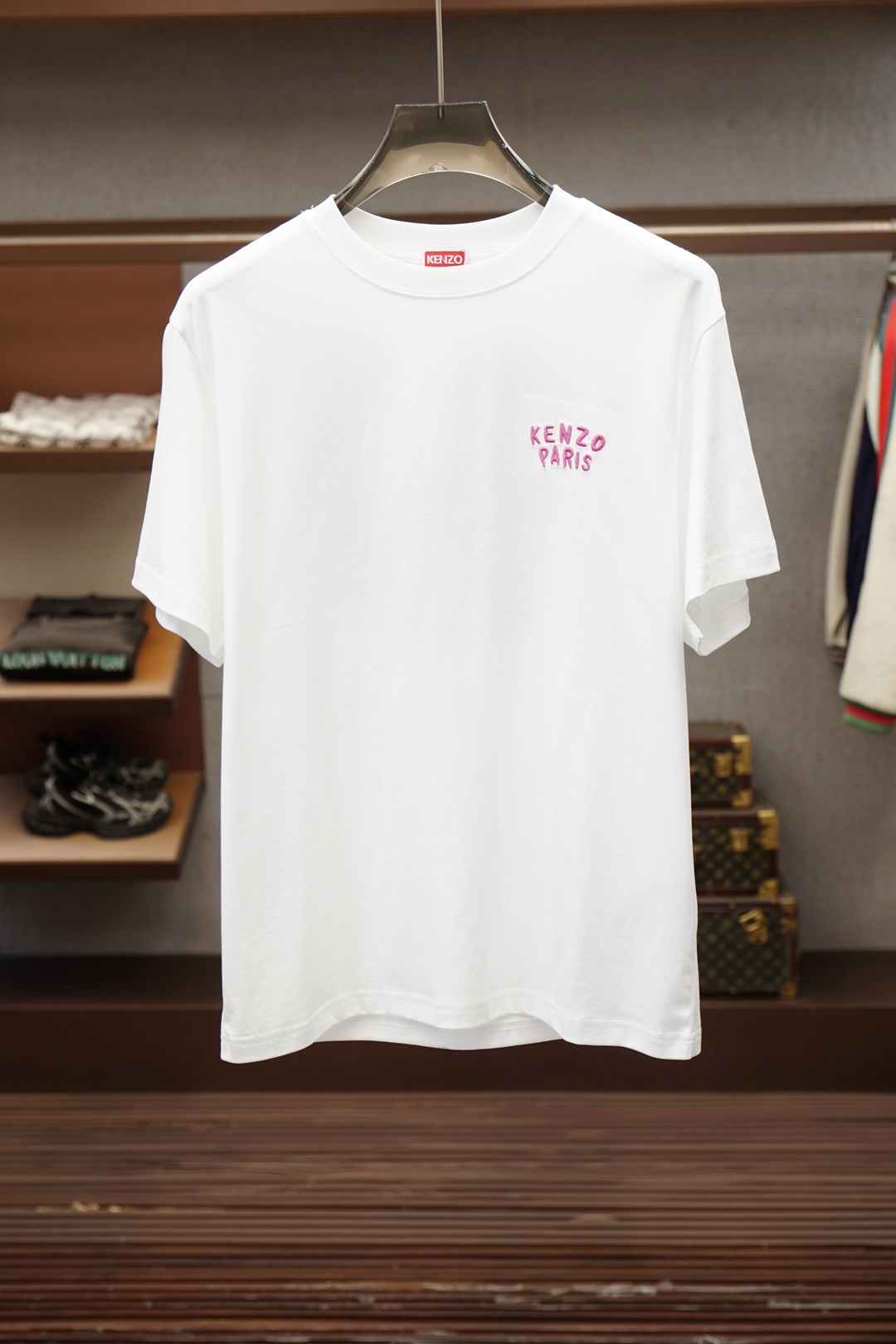 Kenzo，字母logo刺绣短袖，面料采用纯棉云朵棉，经洗水 缩水达260克重，刺绣立体字母 推荐款噢！