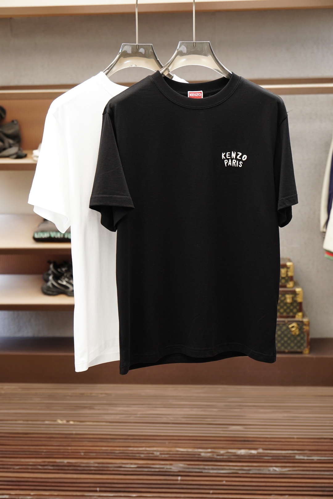 Kenzo，字母logo刺绣短袖，面料采用纯棉云朵棉，经洗水 缩水达260克重，刺绣立体字母 推荐款噢！