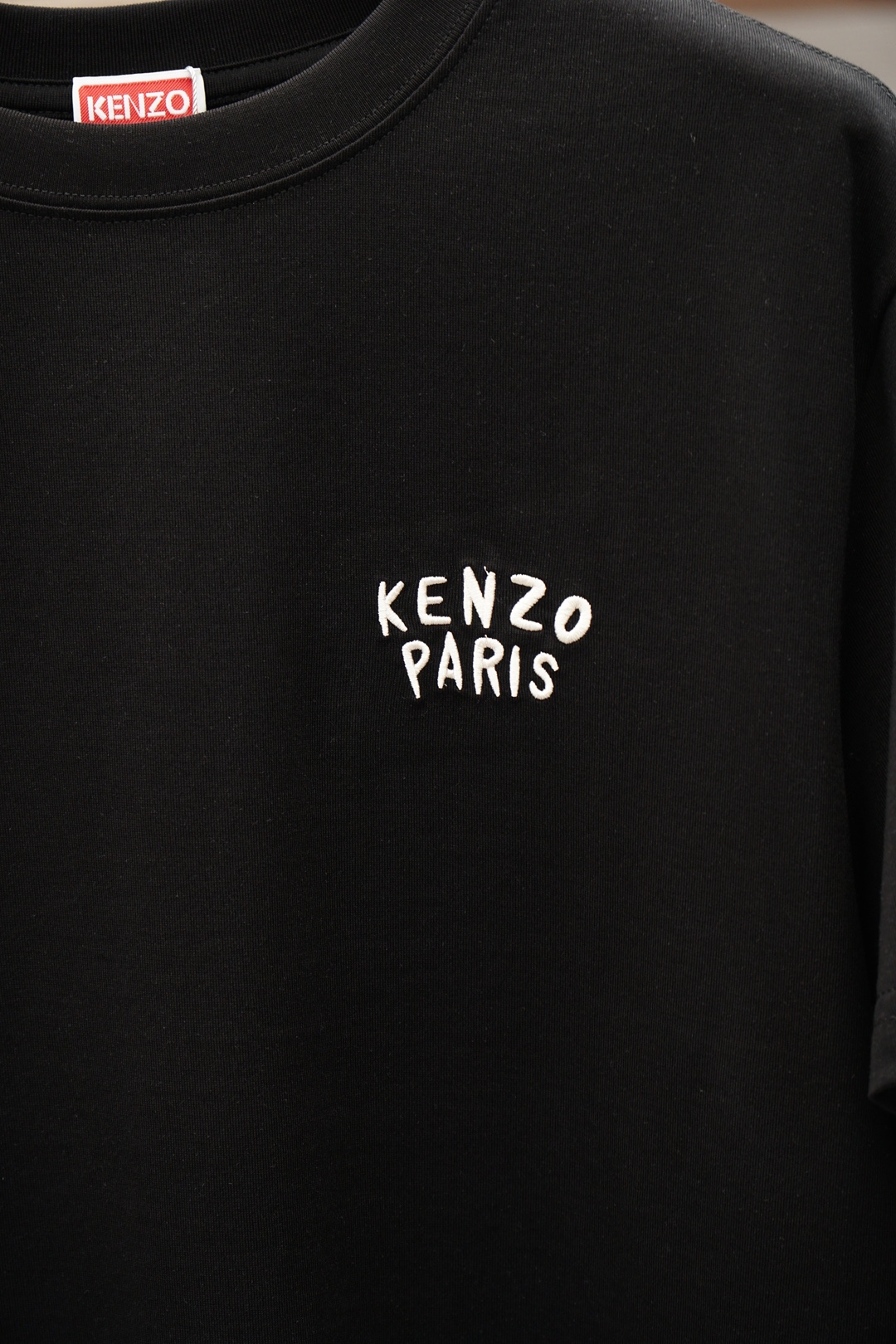 Kenzo，字母logo刺绣短袖，面料采用纯棉云朵棉，经洗水 缩水达260克重，刺绣立体字母 推荐款噢！