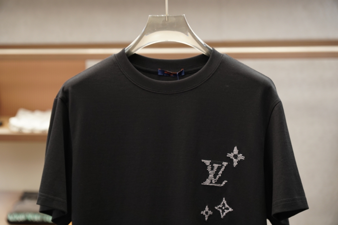 Lv，20206^春夏专柜款字母logo刺绣短袖，1.1顶级复刻，面料采用纯棉云朵棉，经洗水 缩水达26