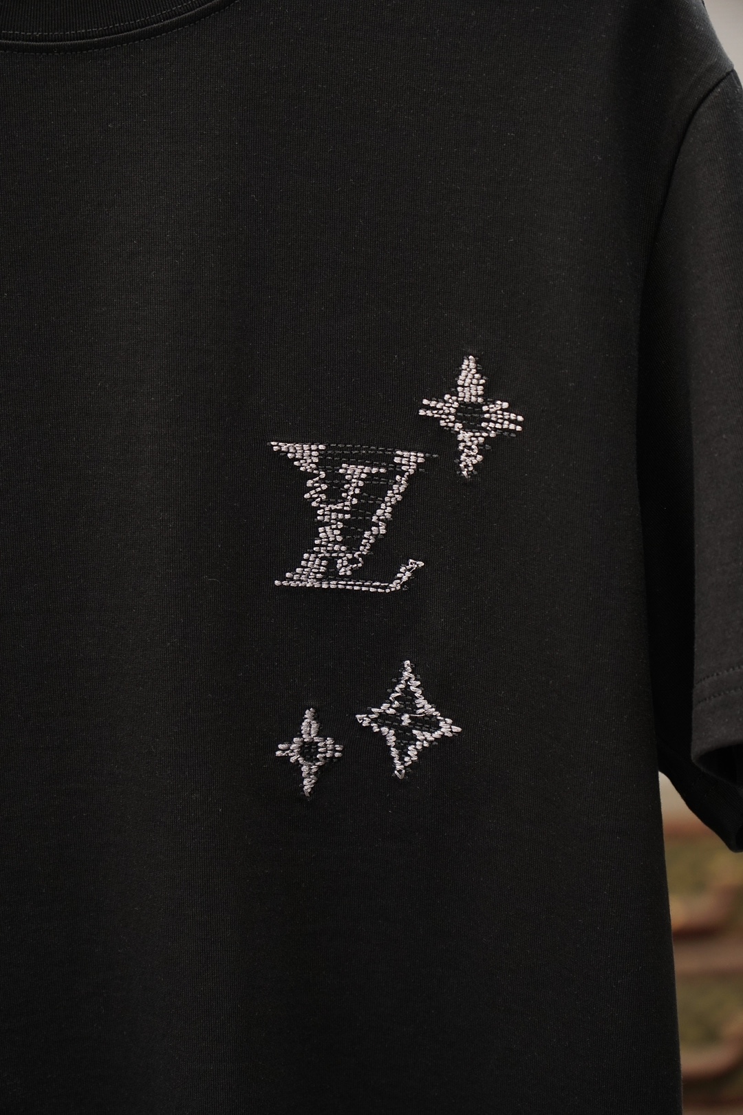 Lv，20206^春夏专柜款字母logo刺绣短袖，1.1顶级复刻，面料采用纯棉云朵棉，经洗水 缩水达26