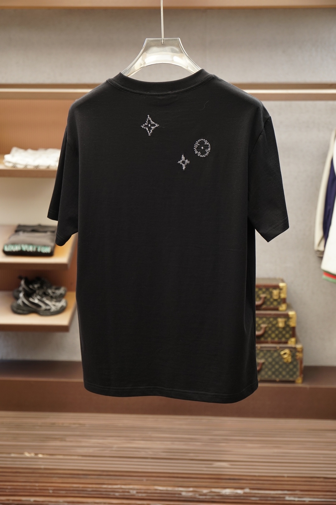 Lv，20206^春夏专柜款字母logo刺绣短袖，1.1顶级复刻，面料采用纯棉云朵棉，经洗水 缩水达26