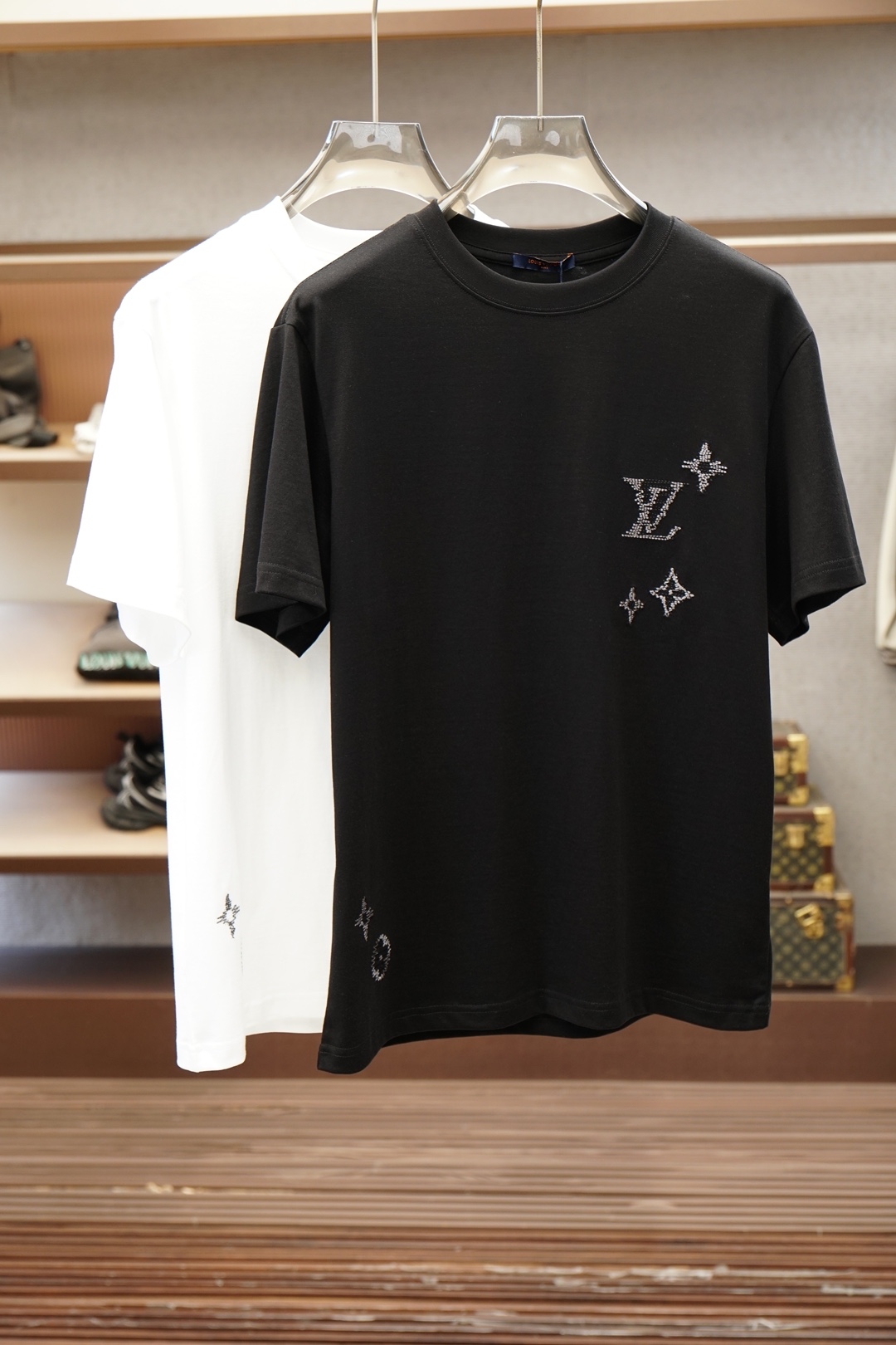 Lv，20206^春夏专柜款字母logo刺绣短袖，1.1顶级复刻，面料采用纯棉云朵棉，经洗水 缩水达26