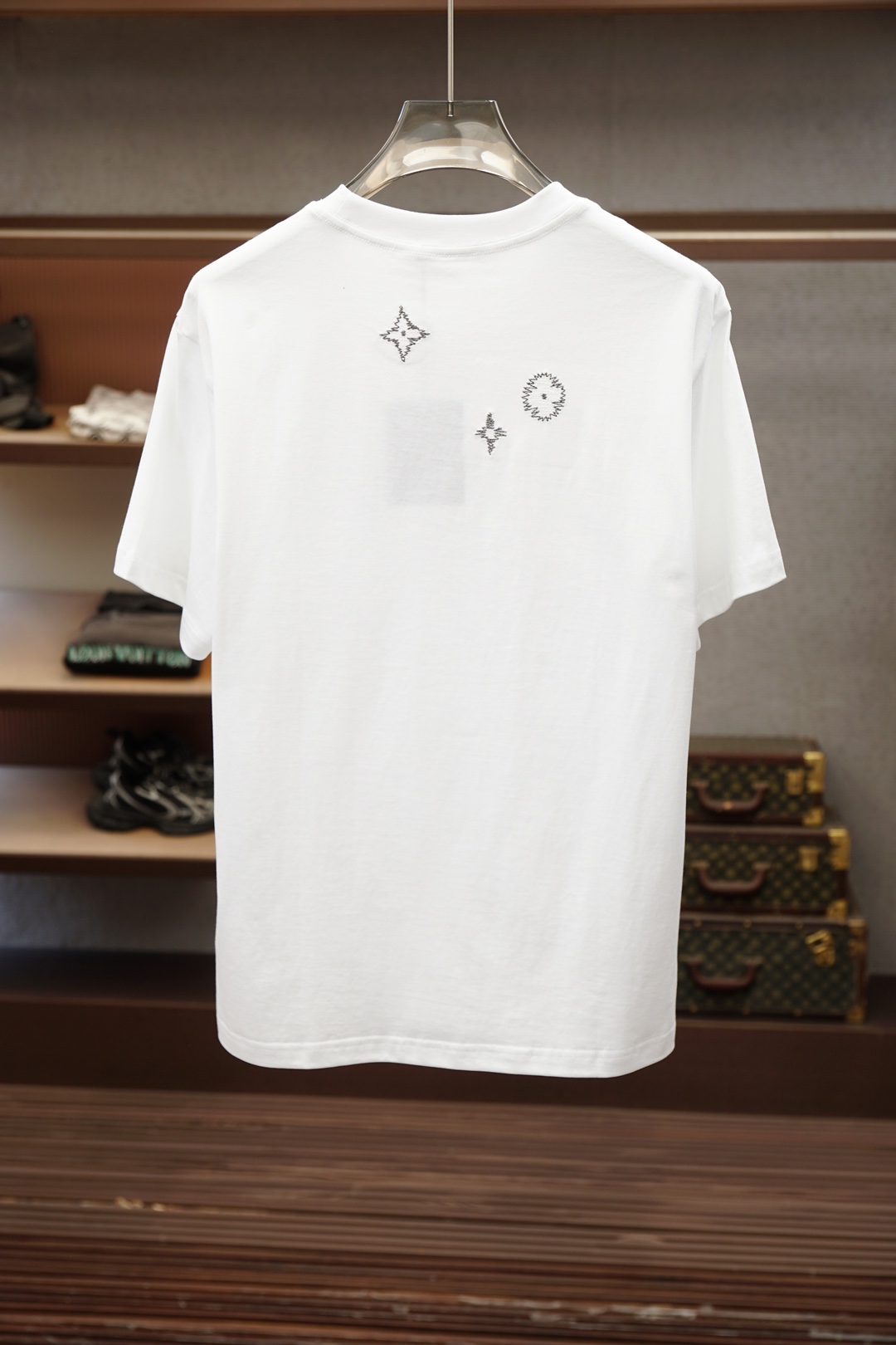 Lv，20206^春夏专柜款字母logo刺绣短袖，1.1顶级复刻，面料采用纯棉云朵棉，经洗水 缩水达26