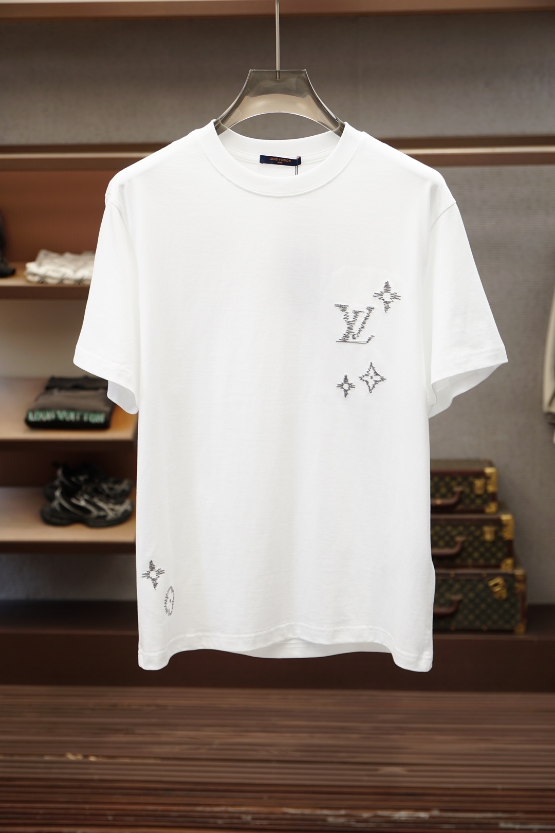 Lv，20206^春夏专柜款字母logo刺绣短袖，1.1顶级复刻，面料采用纯棉云朵棉，经洗水 缩水达26