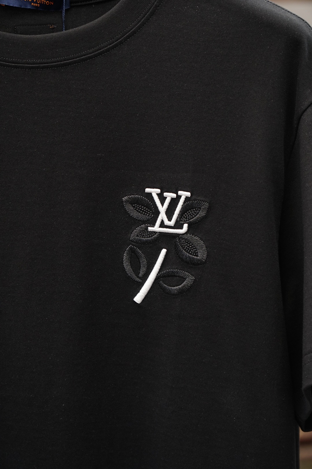 Lv，20206^春夏专柜款字母logo刺绣短袖，1.1顶级复刻，面料采用纯棉云朵棉，经洗水 缩水达26