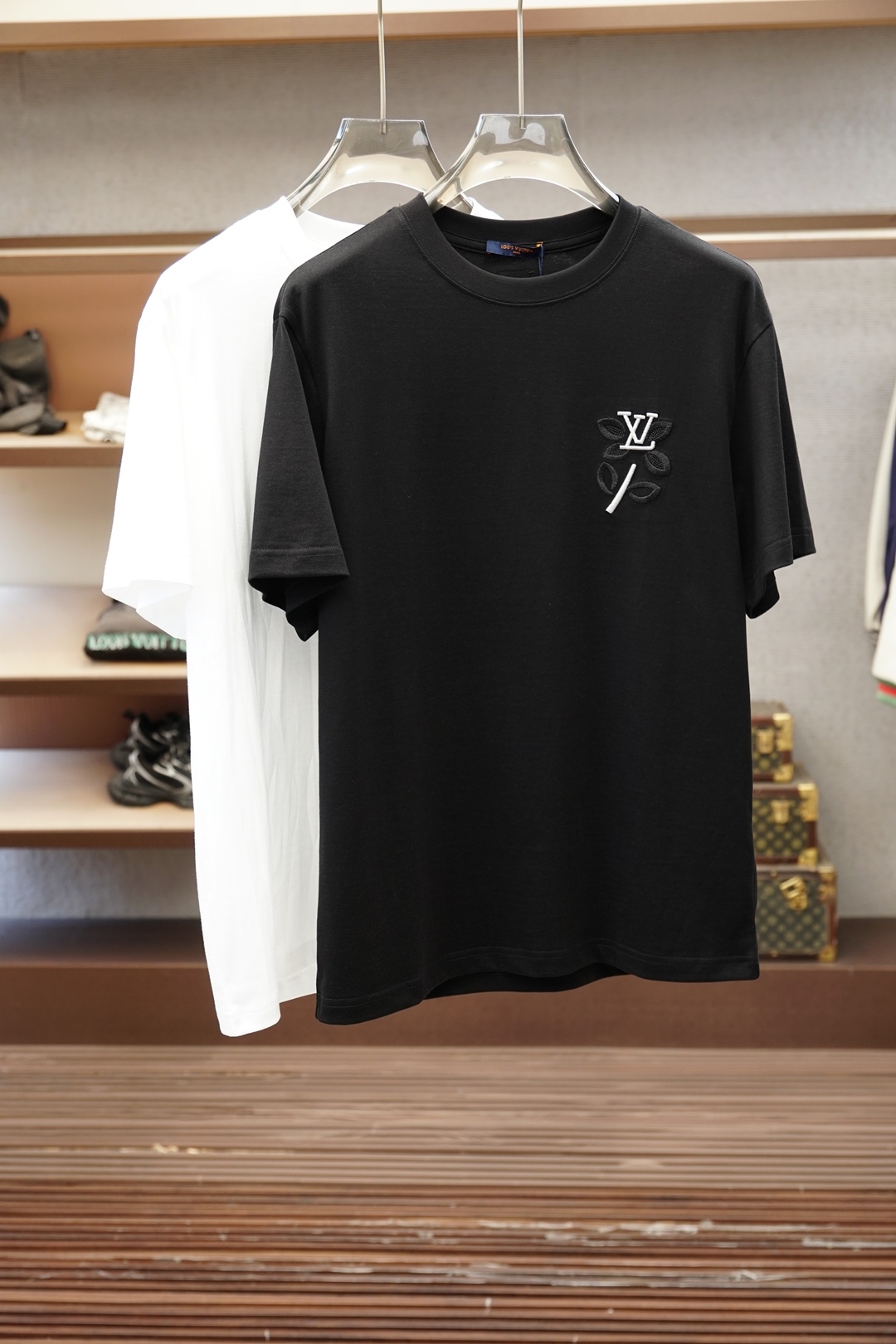 Lv，20206^春夏专柜款字母logo刺绣短袖，1.1顶级复刻，面料采用纯棉云朵棉，经洗水 缩水达26