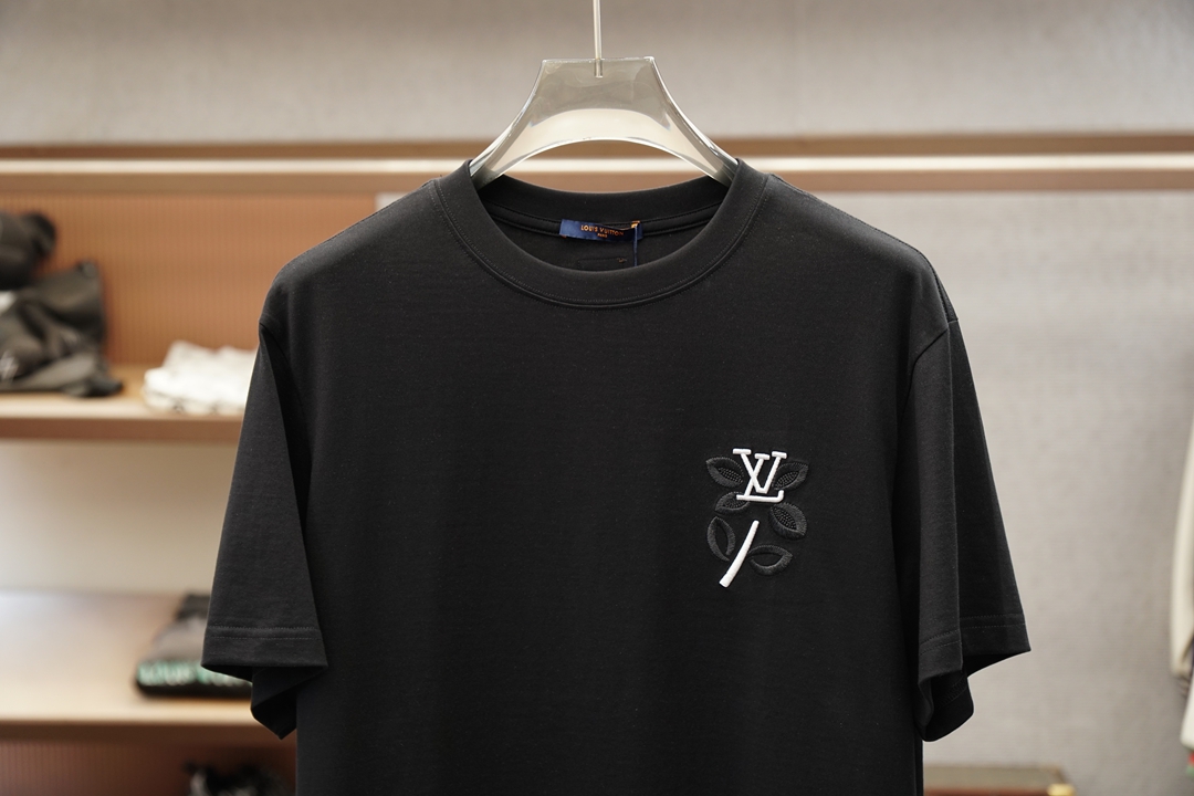 Lv，20206^春夏专柜款字母logo刺绣短袖，1.1顶级复刻，面料采用纯棉云朵棉，经洗水 缩水达26
