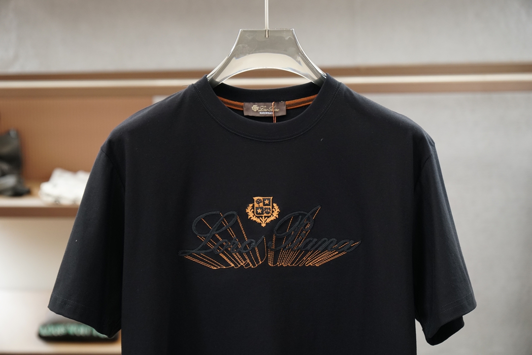 Loro Piana2026春夏男士短袖T恤，🍐🍻💤专柜1.1顶级打造，高级定制面料控必入款，极具品牌辨