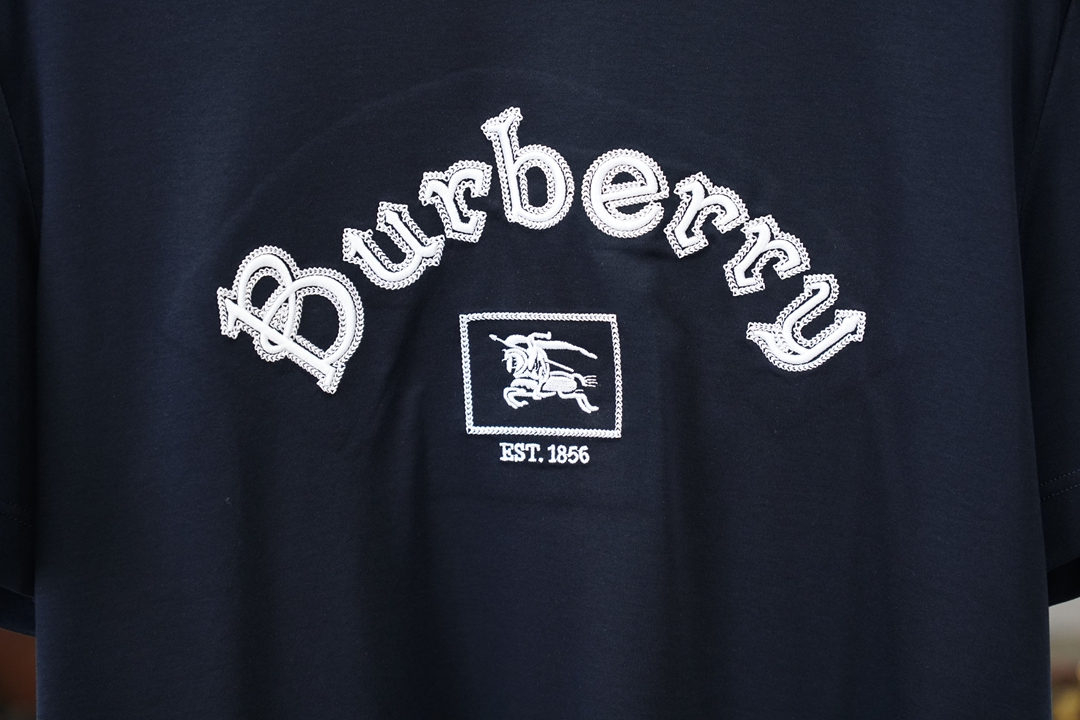 BBR 巴宝莉/26SS春夏新品印花圆领短袖T恤，胸前缀饰字母刺绣Logo设计，🔛🍭🌻🫥经典休闲单品更显