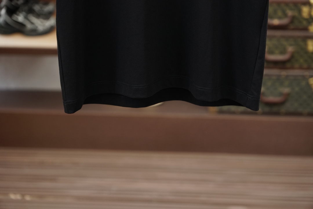Loro Piana-26SS春夏新品印花圆领短袖T恤，胸前缀饰字母刺绣Logo设计，🔛🍭🌻🫥经典休闲单