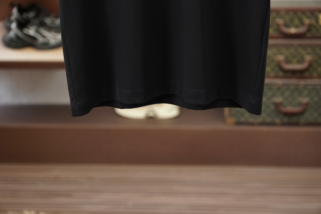 Loro Piana-26SS春夏新品印花圆领短袖T恤，胸前缀饰字母刺绣Logo设计，🔛🍭🌼🌻🫥经典休闲