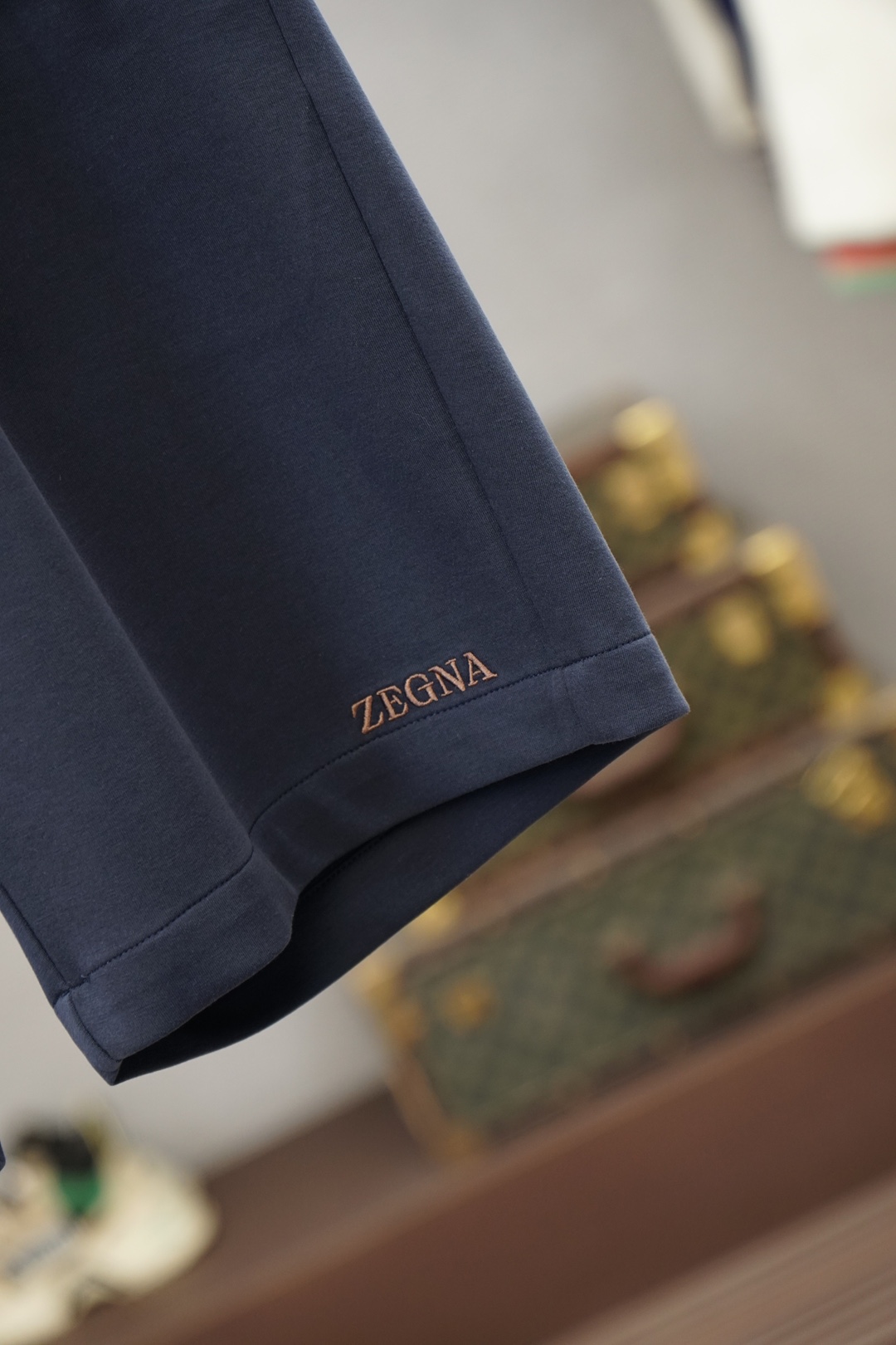 杰尼亚ZEGNA26SS款爆款短裤😎    ZEGNA这款短裤选用品牌经典版型，面料超强的透气性，能快速