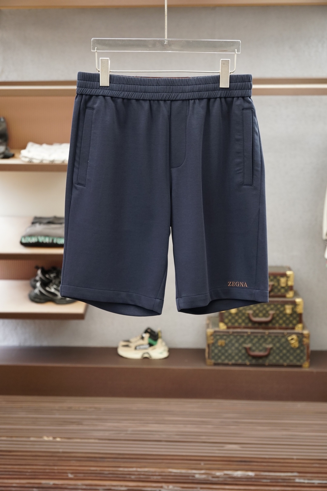 杰尼亚ZEGNA26SS款爆款短裤😎    ZEGNA这款短裤选用品牌经典版型，面料超强的透气性，能快速