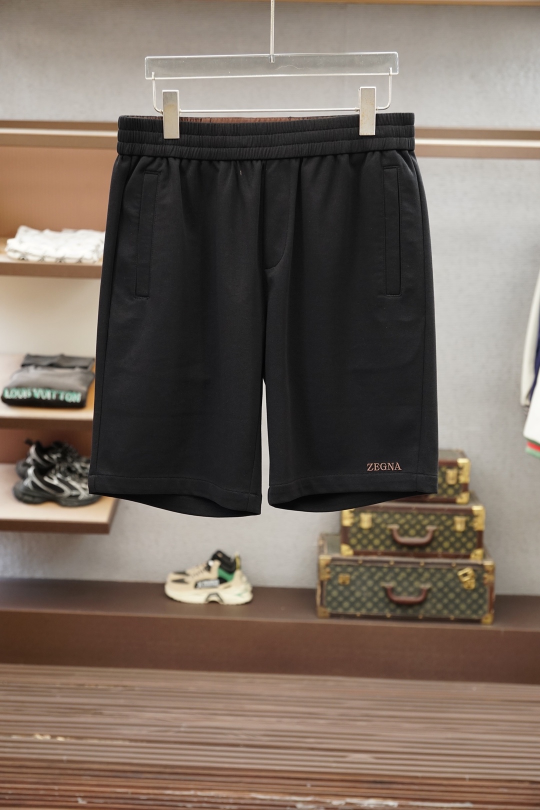 杰尼亚ZEGNA26SS款爆款短裤😎    ZEGNA这款短裤选用品牌经典版型，面料超强的透气性，能快速