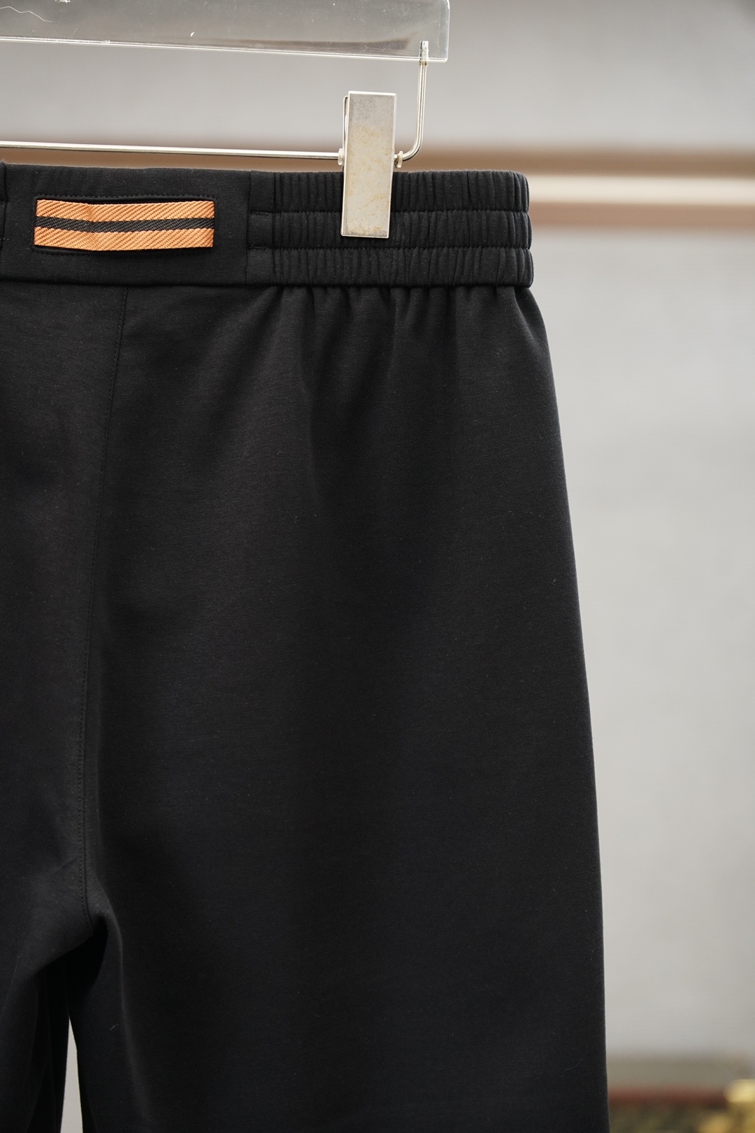 杰尼亚ZEGNA26SS款爆款短裤😎    ZEGNA这款短裤选用品牌经典版型，面料超强的透气性，能快速