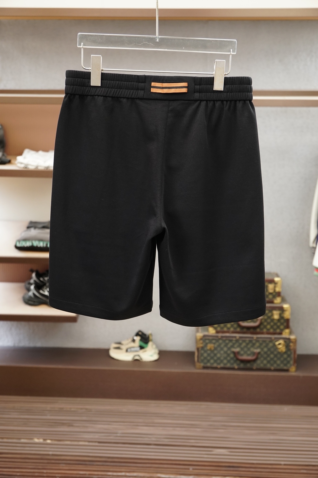 杰尼亚ZEGNA26SS款爆款短裤😎    ZEGNA这款短裤选用品牌经典版型，面料超强的透气性，能快速