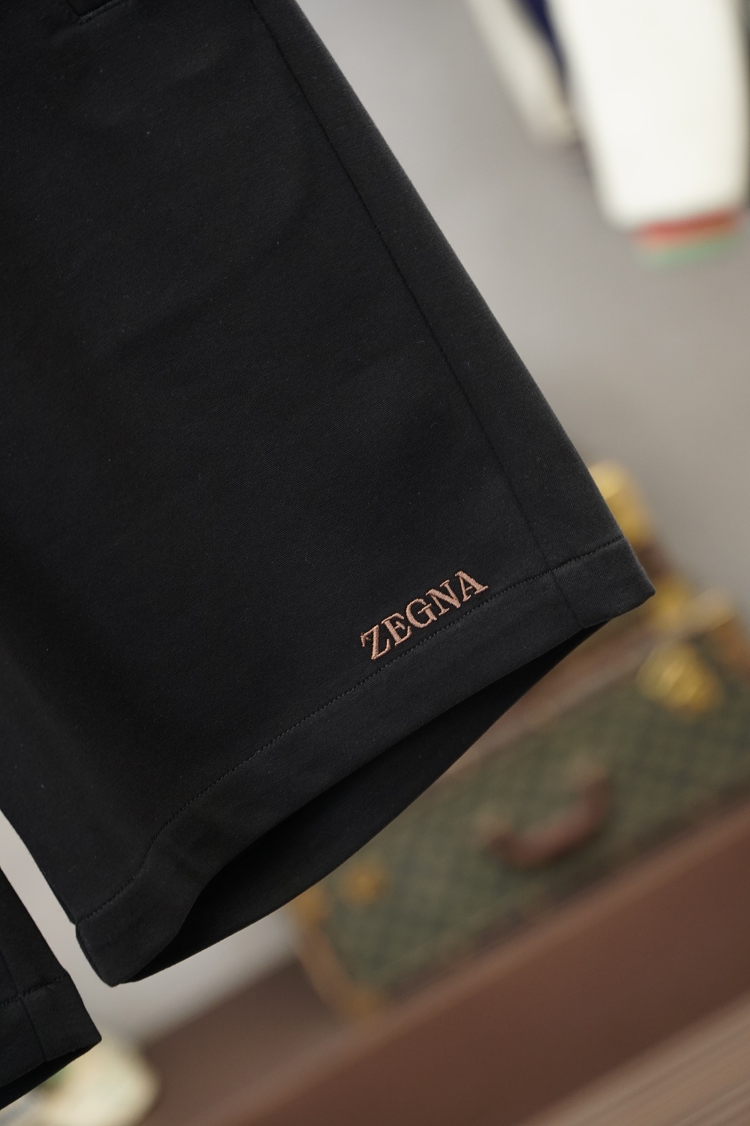 杰尼亚ZEGNA26SS款爆款短裤😎    ZEGNA这款短裤选用品牌经典版型，面料超强的透气性，能快速