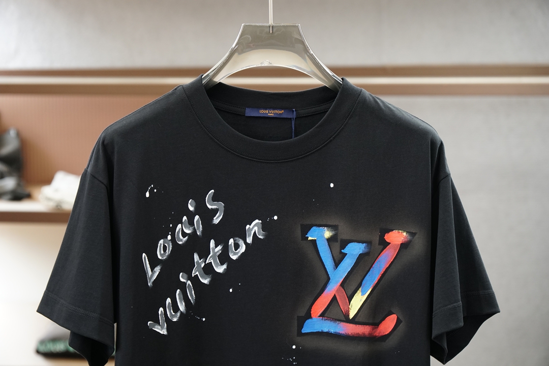 Lv 路易威登/🌷👒💥💕😺🌻2026春夏新款圆领T，自带高级质感，胸前Logo3D印花立体时尚，简约不单