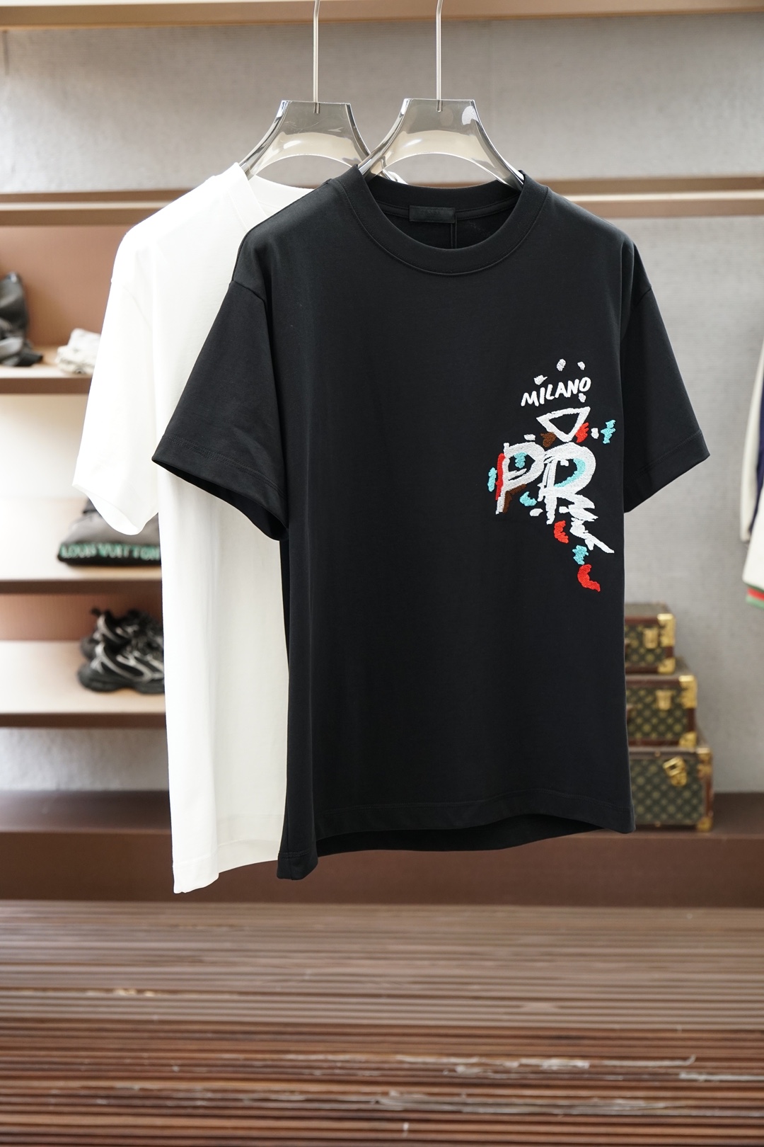 Prada普拉达-🌷👒💥💕😺🌻2026春夏新款圆领T，自带高级质感，胸前Logo3D印花立体时尚，简约不