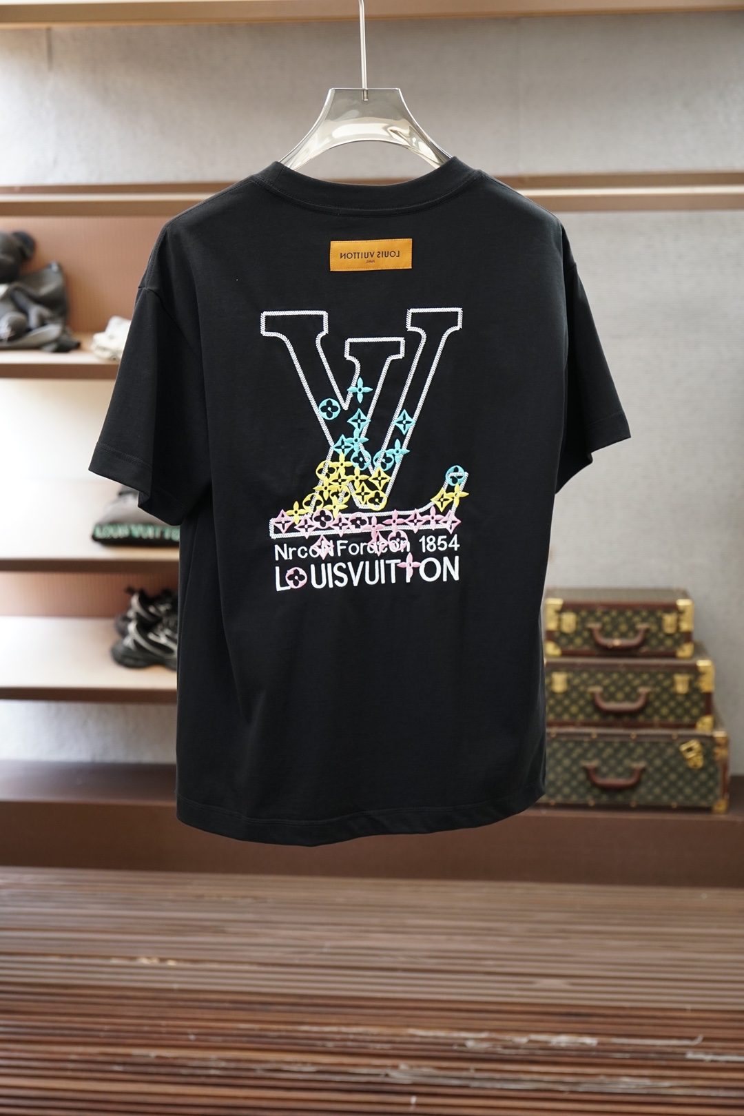 Lv 路易威登-🌷👒💥💕😺🌻2026春夏新款圆领T，自带高级质感，胸前Logo3D刺绣立体时尚，简约不单