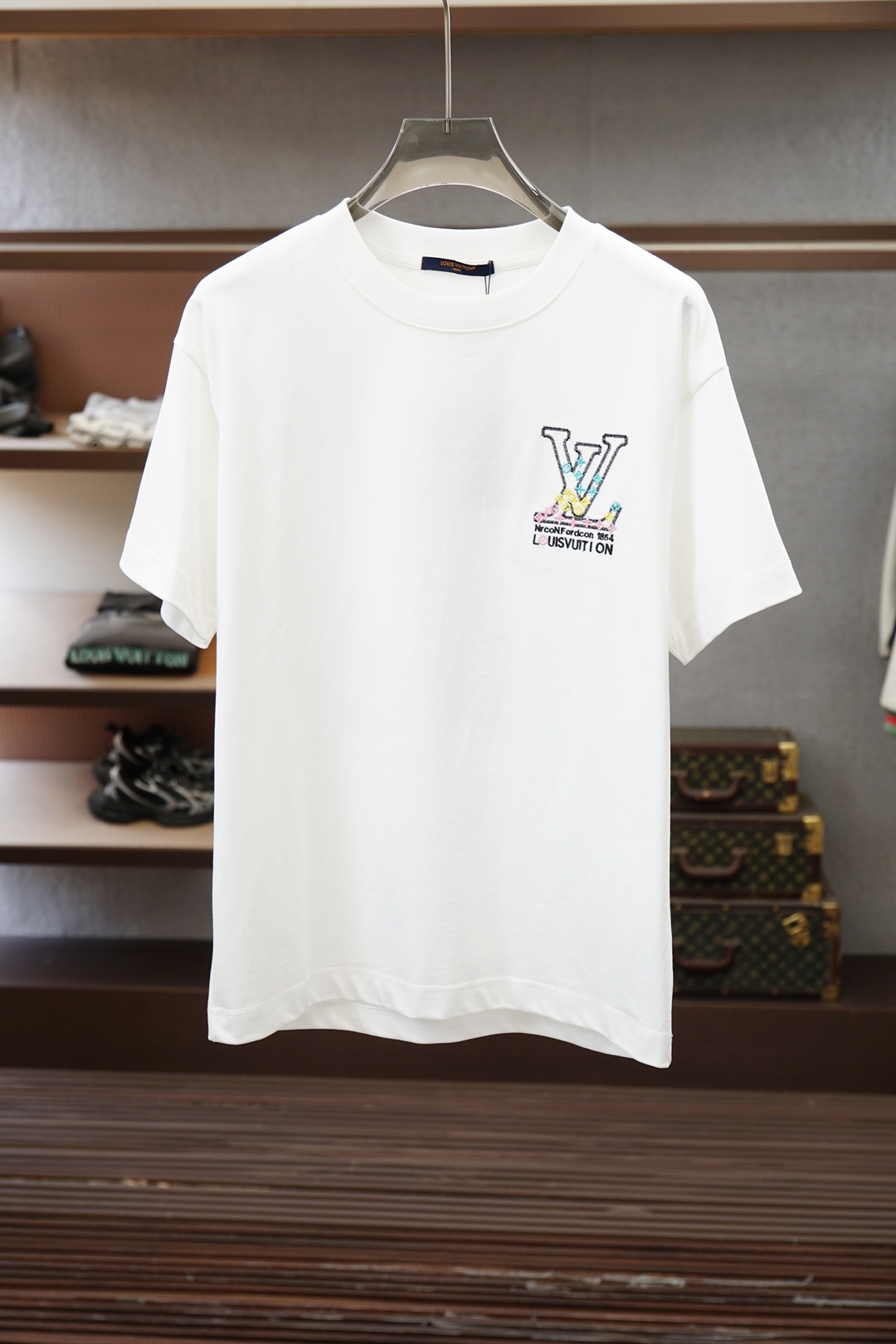 Lv 路易威登-🌷👒💥💕😺🌻2026春夏新款圆领T，自带高级质感，胸前Logo3D刺绣立体时尚，简约不单