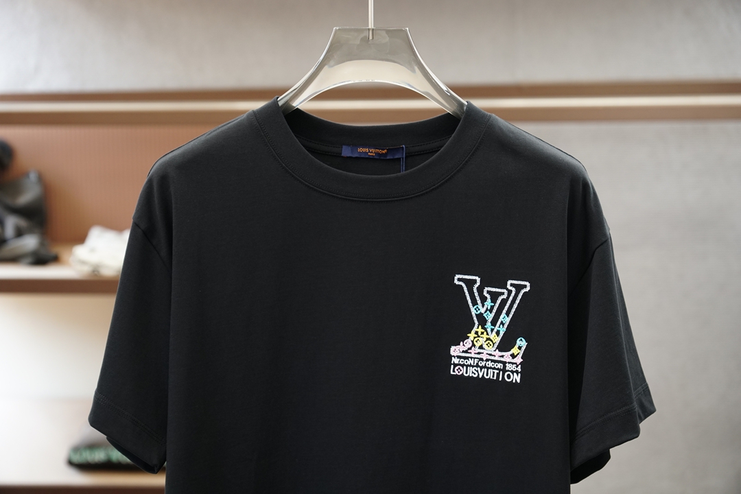 Lv 路易威登-🌷👒💥💕😺🌻2026春夏新款圆领T，自带高级质感，胸前Logo3D刺绣立体时尚，简约不单
