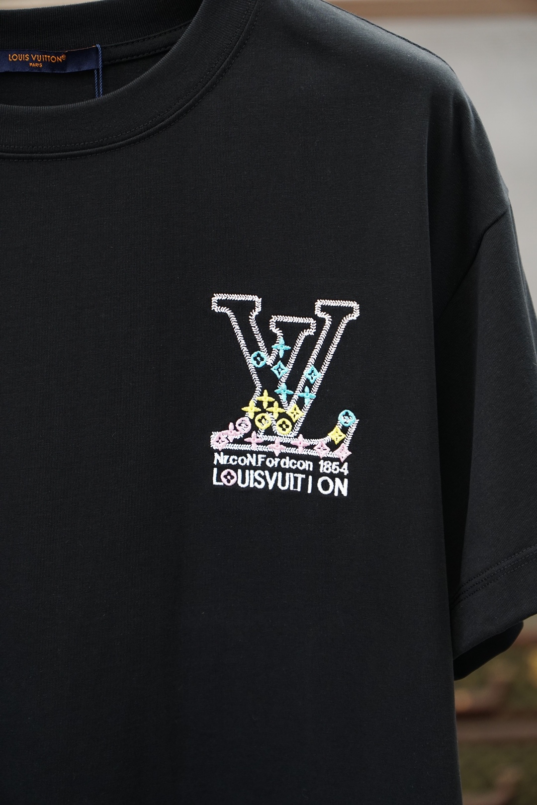 Lv 路易威登-🌷👒💥💕😺🌻2026春夏新款圆领T，自带高级质感，胸前Logo3D刺绣立体时尚，简约不单