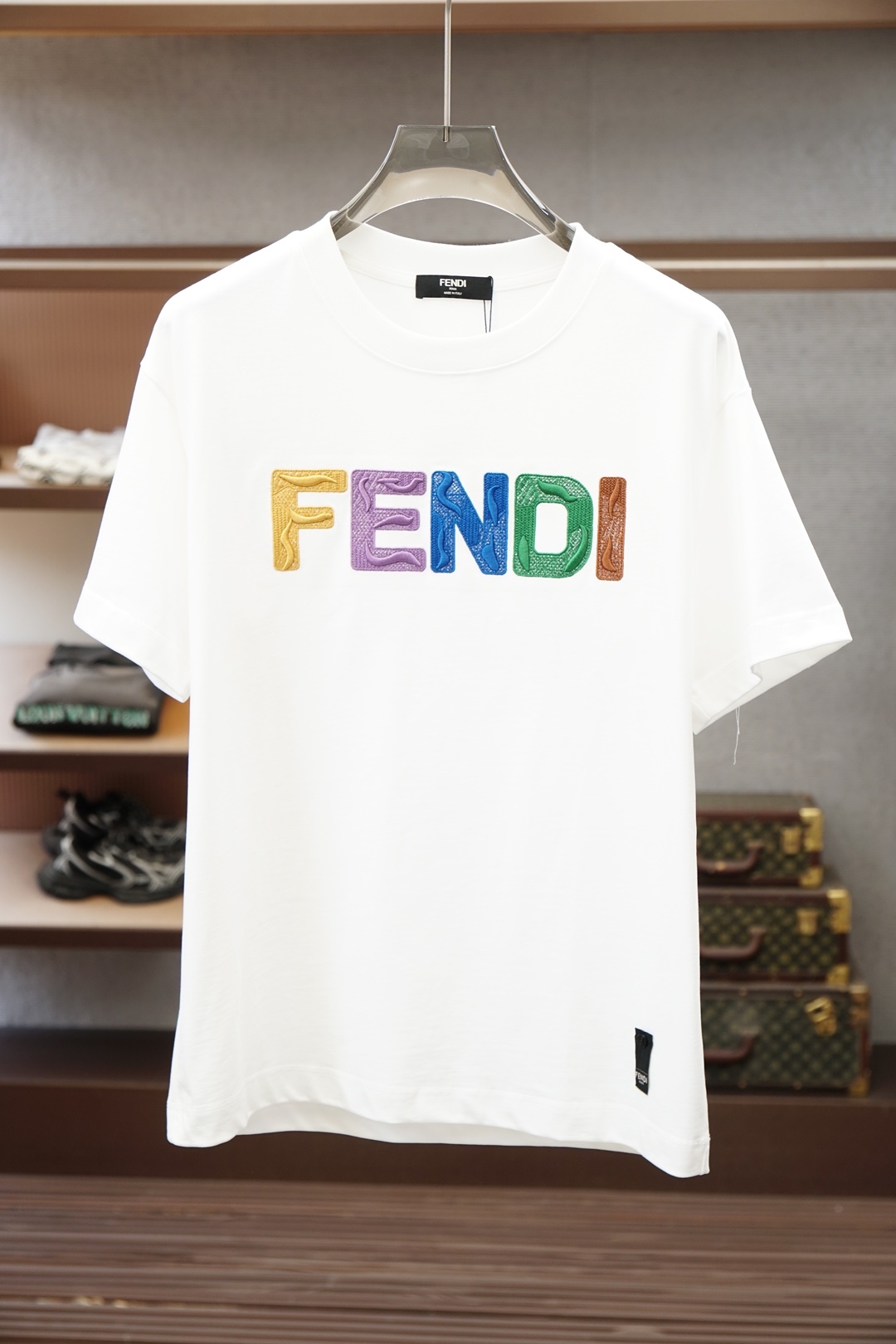 Fendi芬迪/🌷👒💥💕😺🌻2026春夏新款圆领T，自带高级质感，胸前高密度刺绣Logo立体时尚，简约不