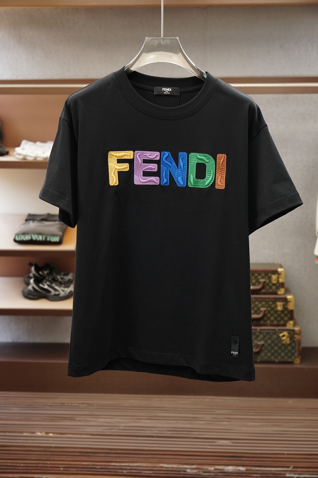 Fendi芬迪/🌷👒💥💕😺🌻2026春夏新款圆领T，自带高级质感，胸前高密度刺绣Logo立体时尚，简约不