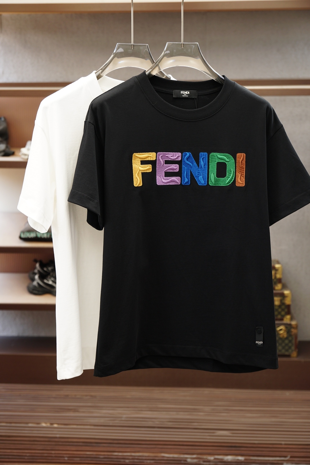 Fendi芬迪/🌷👒💥💕😺🌻2026春夏新款圆领T，自带高级质感，胸前高密度刺绣Logo立体时尚，简约不