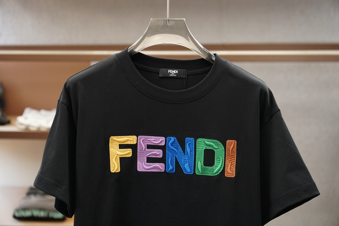 Fendi芬迪/🌷👒💥💕😺🌻2026春夏新款圆领T，自带高级质感，胸前高密度刺绣Logo立体时尚，简约不