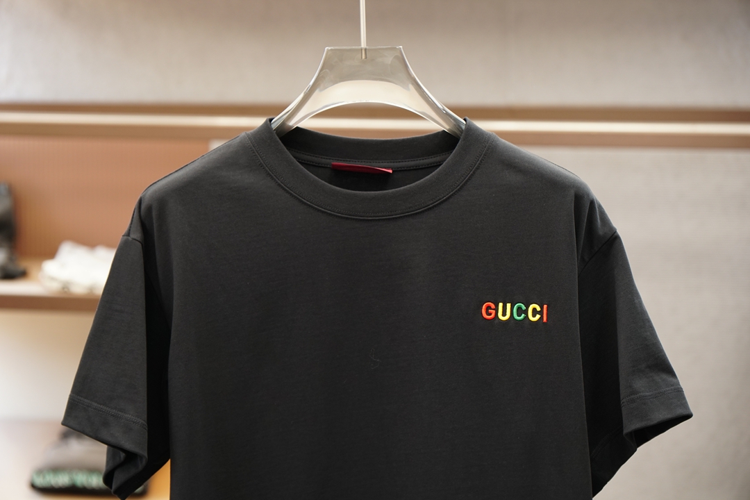 Gucci古奇/🌷👒💥💕😺🌻2026春夏新款圆领T，自带高级质感，胸前高密度刺绣Logo立体时尚，简约不