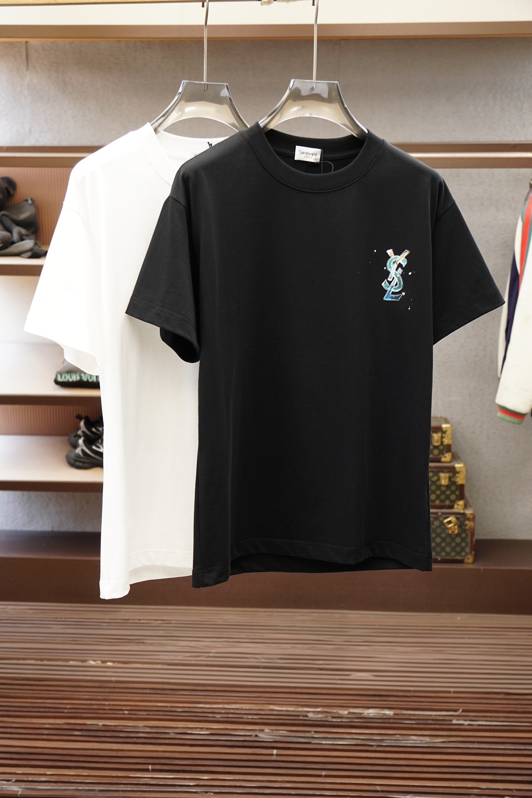 YSL/🌷👒💥💕😺🌻2026春夏新款圆领T，自带高级质感，胸前Logo彩绘手工立体时尚，简约不单调，低调