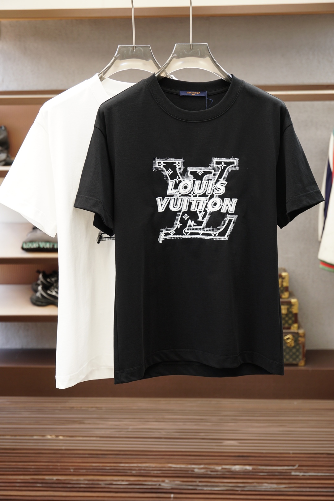 Lv 路易威登-🌷👒💥💕😺🌻2026春夏新款圆领T，自带高级质感，胸前刺绣Logo手工立体时尚，简约不单